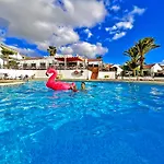 At The Beach, Sunny & 2 Heated Pools, Large Terrace, In * アデヘ