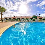 At The Beach, Sunny & 2 Heated Pools, Large Terrace, In アパート アデヘ