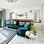 At The Beach, Sunny & 2 Heated Pools, Large Terrace, In アパート