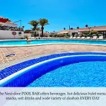 At The Beach, Sunny & 2 Heated Pools, Large Terrace, In アパート *