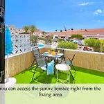 At The Beach, Sunny & 2 Heated Pools, Large Terrace, In アデヘ