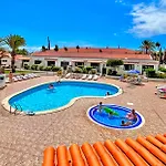 At The Beach, Sunny & 2 Heated Pools, Large Terrace, In アデヘ