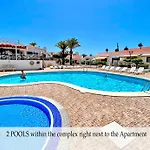 At The Beach, Sunny & 2 Heated Pools, Large Terrace, In דירה