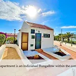 At The Beach, Sunny & 2 Heated Pools, Large Terrace, In דירה אדחה