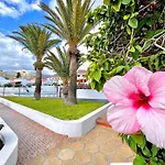 At The Beach, Sunny & 2 Heated Pools, Large Terrace, In אדחה