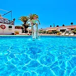 דירה At The Beach, Sunny & 2 Heated Pools, Large Terrace, In אדחה