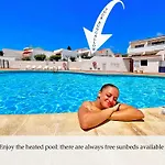 At The Beach, Sunny & 2 Heated Pools, Large Terrace, In אדחה