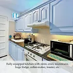 At The Beach, Sunny & 2 Heated Pools, Large Terrace, In דירה