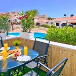 At The Beach, Sunny & 2 Heated Pools, Large Terrace, In דירה אדחה