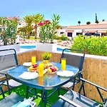 At The Beach, Sunny & 2 Heated Pools, Large Terrace, In דירה