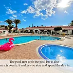 At The Beach, Sunny & 2 Heated Pools, Large Terrace, In דירה *