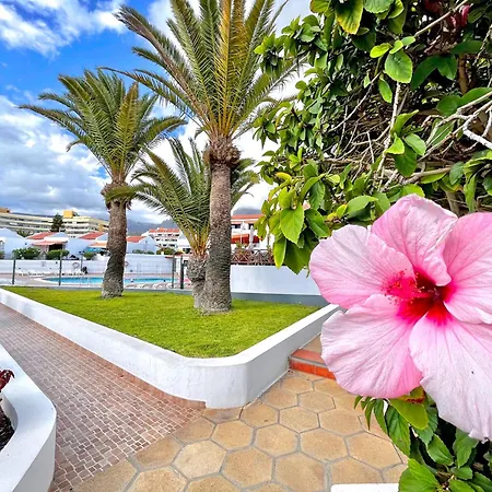 At The Beach, Sunny & 2 Heated Pools, Large Terrace, In アデヘ