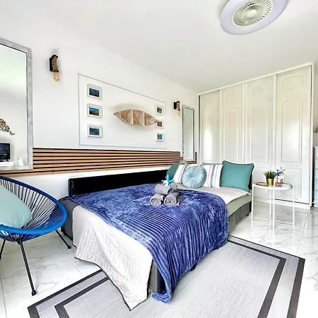 At The Beach, Sunny & 2 Heated Pools, Large Terrace, In アデヘ