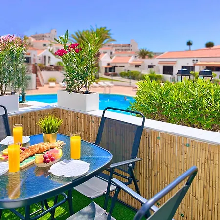 At The Beach, Sunny & 2 Heated Pools, Large Terrace, In アパート アデヘ